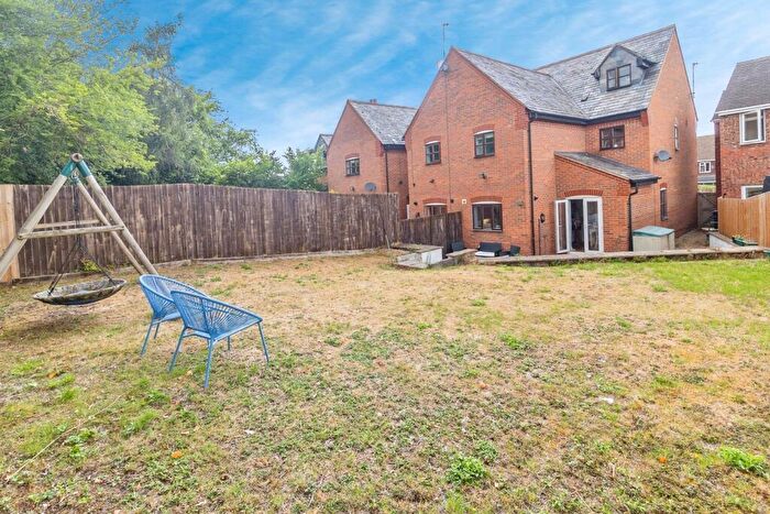 4 Bedroom Town House For Sale In London Road, Loughton, Milton Keynes, Buckinghamshire, MK5