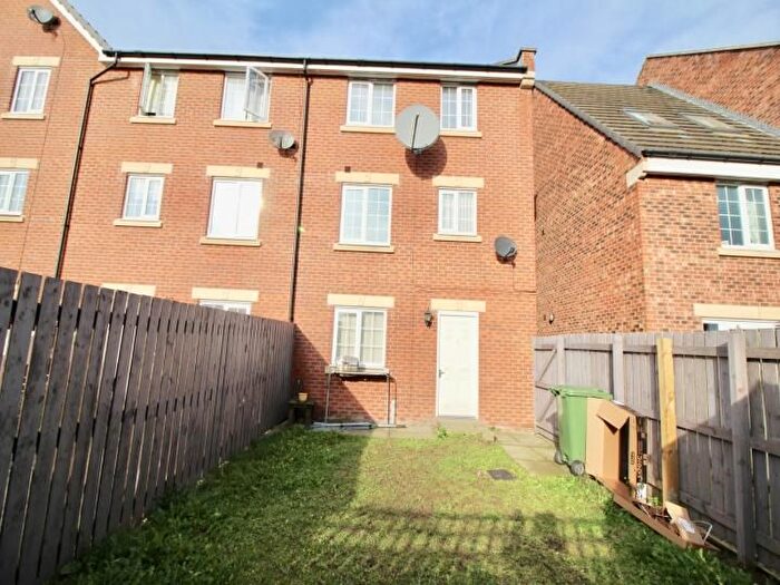 4 Bedroom End Of Terrace House To Rent In Chancel Road, Wakefield, WF1