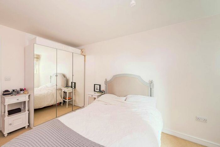 1 Bedroom Flat To Rent In Salamanca Place, Vauxhall, London, SE1