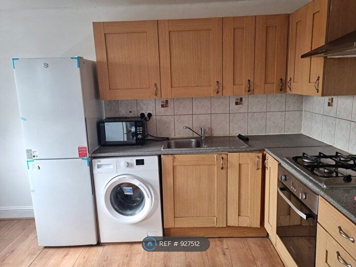 2 Bedroom Flat To Rent In Roman Road, London, E3