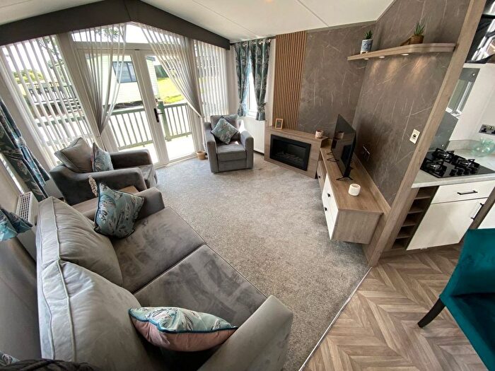 2 Bedroom Mobile/park Home For Sale In Newhaven, Buxton, SK17