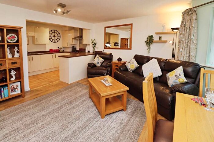 2 Bedroom Flat For Sale In Riverside Court, New Ferry, CH62