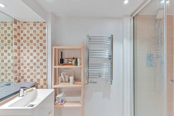 2 Bedroom Flat To Rent In Cadogan Road, Woolwich Riverside, London, SE18
