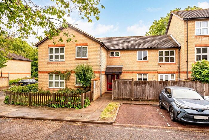 1 Bedroom Flat For Sale In Ivybridge Close, Twickenham, TW1