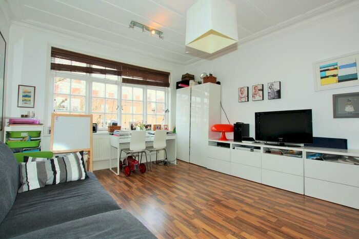 3 Bedroom Flat To Rent In The Gables, Fortis Green, N10