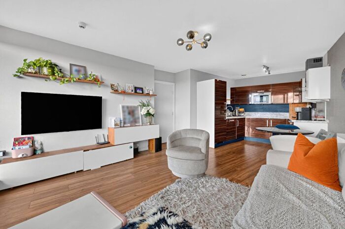 2 Bedroom Flat To Rent In Argento Tower, Mapleton Road, SW18