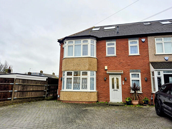 3 Bedroom Flat To Rent In Coniscliffe Road, N13