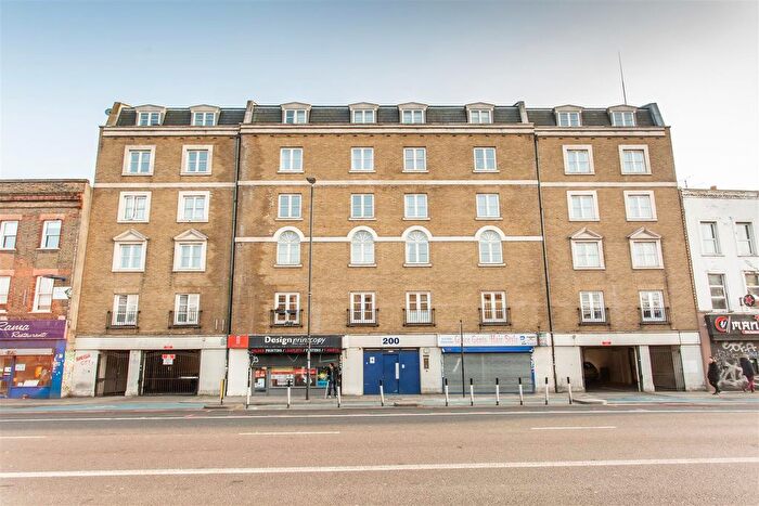 1 Bedroom Flat To Rent In Green Court, Stepney Green, E1