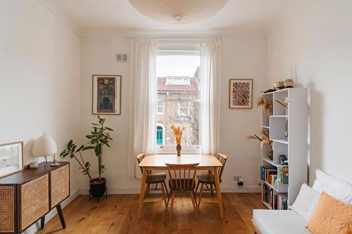 2 Bedroom Flat For Sale In Cricketfield Road, London, E5