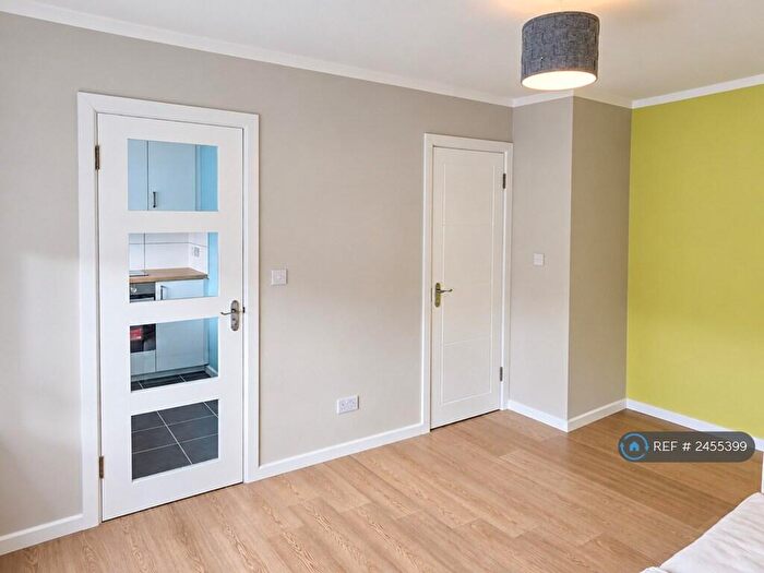 1 Bedroom Flat To Rent In Windsor Court, London, N11