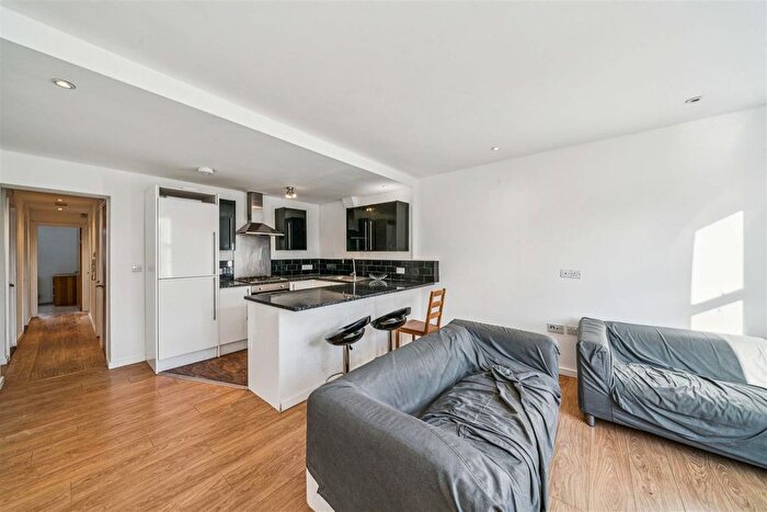 3 Bedroom Flat To Rent In Brixton Road, SW9