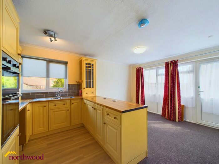 2 Bedroom Bungalow To Rent In Durham Mews, Banbury, OX16