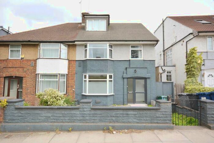 2 Bedroom Flat To Rent In Colindeep Lane, London, NW4