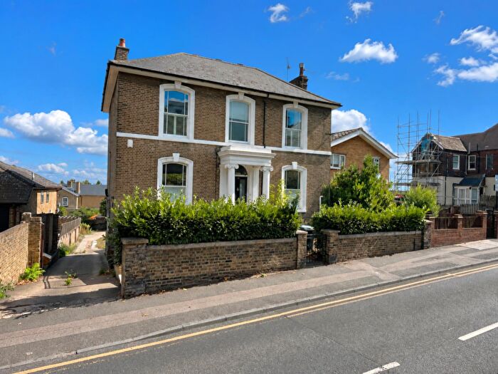 4 Bedroom Detached House For Sale In Parrock Road, Gravesend, DA12