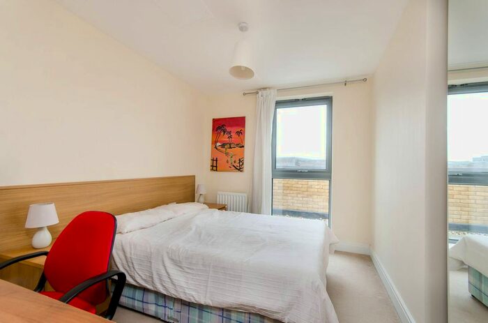 2 Bedroom Flat To Rent In St Georges Grove, Tooting, London, SW17