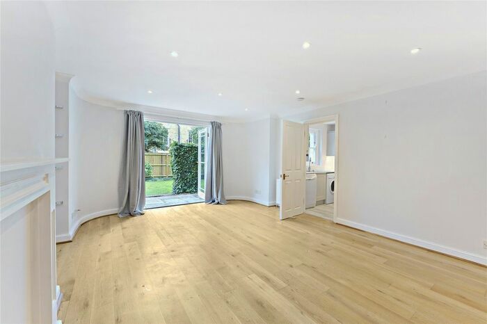 2 Bedroom Flat To Rent In St. Ann's Crescent, London, SW18