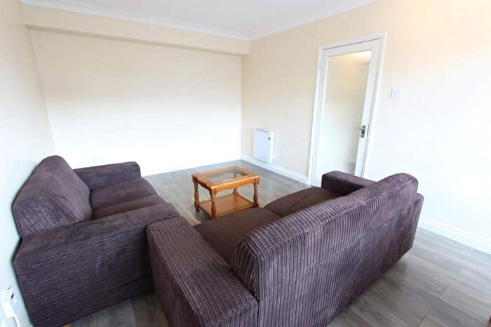 2 Bedroom Flat To Rent In Friern Park, London, N12