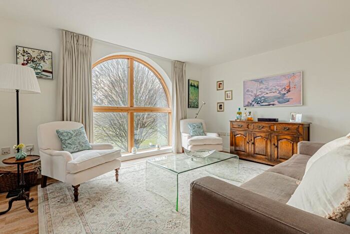 2 Bedroom Apartment For Sale In Poole Street, London, N1