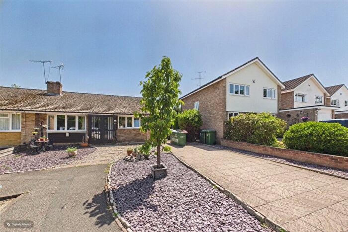 3 Bedroom Bungalow For Sale In Aplin Way, Lightwater, Surrey, GU18