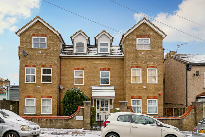 1 Bedroom Apartment To Rent In James Court, South Woodford, E18