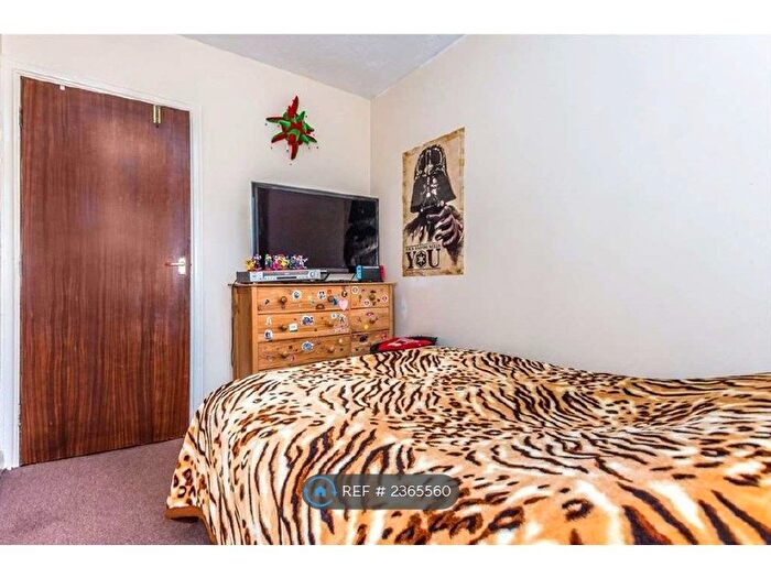 2 Bedroom Flat To Rent In Dukes Court, London, SE13