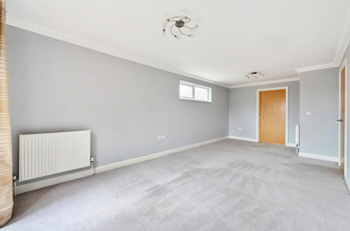 2 Bedroom Apartment For Sale In Winchester Road, Bishops Waltham, Southampton, Hampshire, SO32