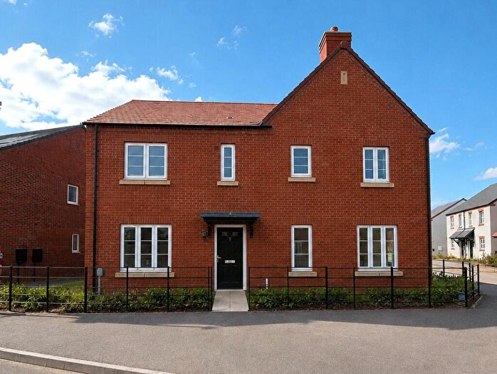 2 Bedroom Semi-Detached House For Sale In Whitlock Road, Banbury, Oxfordshire, OX16
