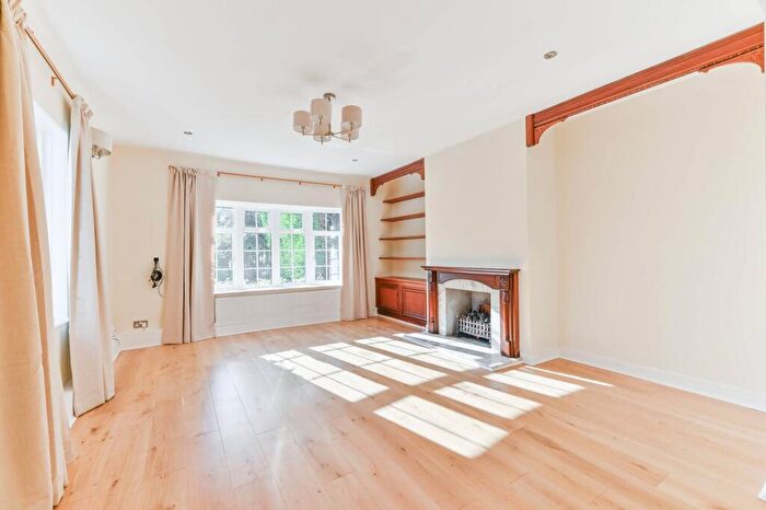 4 Bedroom Semi Detached House To Rent In Cambridge Avenue, New Malden, KT3