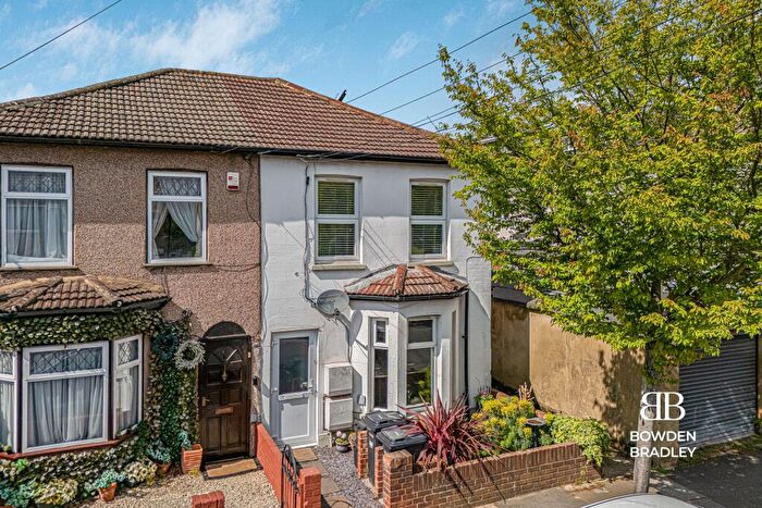 1 Bedroom Maisonette For Sale In Perrymans Farm Road, Newbury Park, IG2