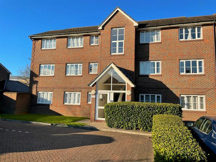 2 Bedroom Flat To Rent In Kensington Way, Borehamwood WD6