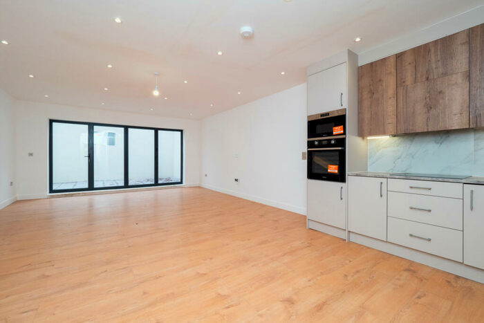 3 Bedroom Apartment To Rent In Purley Rise, Purley, CR8