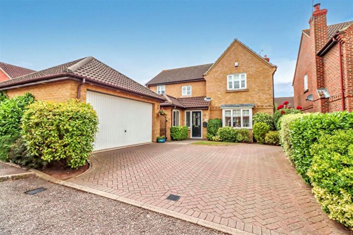 4 Bedroom Detached House For Sale In Friern Walk, Wickford, SS12