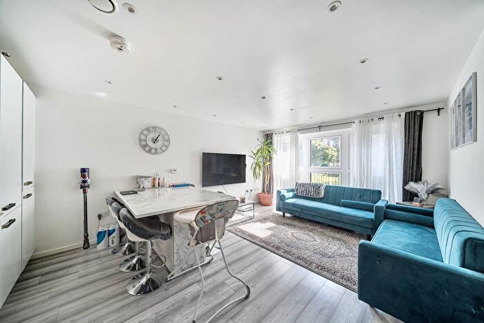 2 Bedroom Flat For Sale In Hitchin Lane, Stanmore, HA7