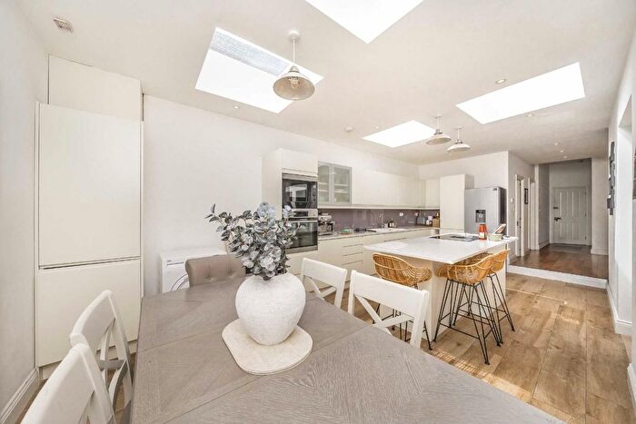3 Bedroom Flat For Sale In Magdalen Road, Earlsfield, SW18