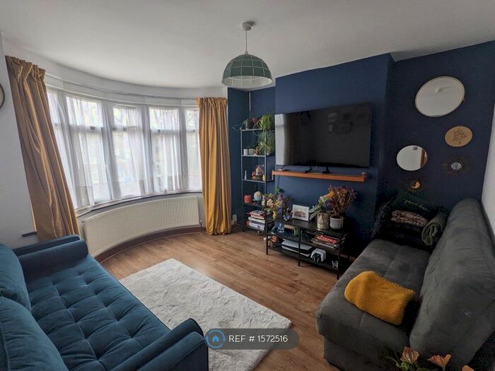 3 Bedroom Semi-Detached House To Rent In Crawley Green Road, Luton, LU2