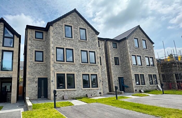 4 Bedroom Semi-Detached House For Sale In Manywell Heights, Culingworth, BD13