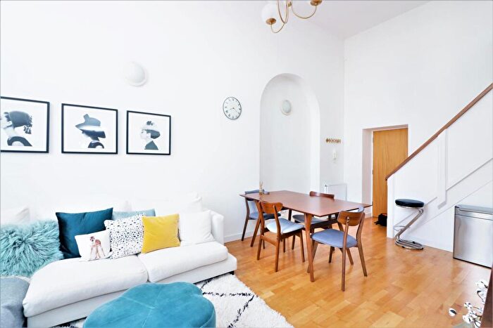 1 Bedroom Apartment To Rent In Old School Square, Limehouse, E14