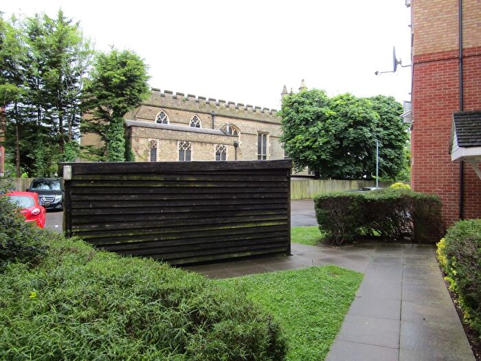 2 Bedroom Flat For Sale In Akers Court High Street, Waltham Cross, EN8