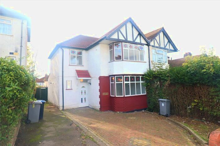 3 Bedroom Semi-Detached House To Rent In Oak Tree Dell, London, NW9