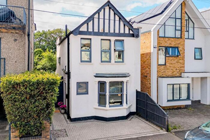 3 Bedroom Detached House For Sale In Glendale Gardens, Leigh-On-Sea, SS9