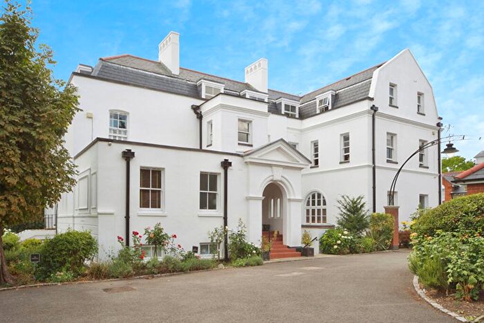 2 Bedroom Flat For Sale In Woodford Road, London, E18
