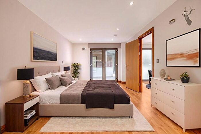 2 Bedroom Flat For Sale In Ink Court, Bow, E3