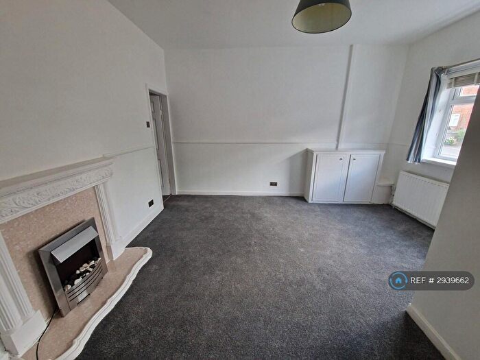 2 Bedroom Flat To Rent In Eccles, Manchester, M30