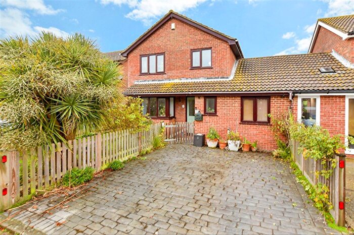 3 Bedroom Link Detached House For Sale In Gloucester Mews, New Romney, Kent, TN28