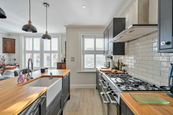 2 Bedroom Flat To Rent In Hopton Road, Streatham, London, SW16