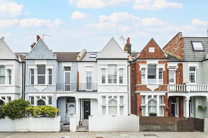 3 Bedroom Flat For Sale In Munster Road, London, SW6