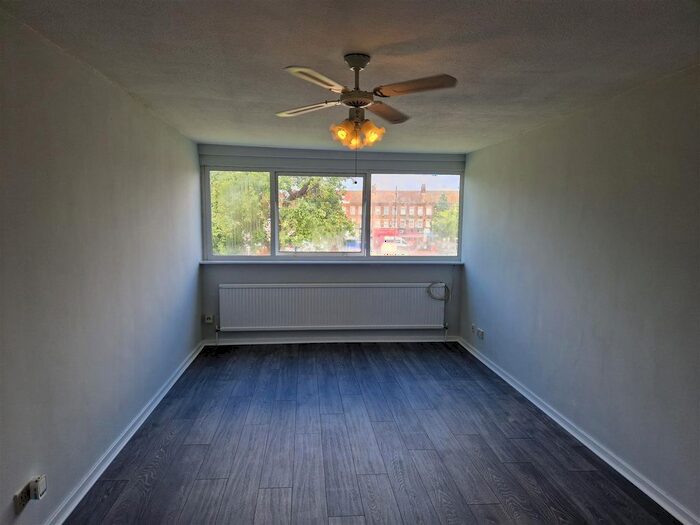 1 Bedroom Flat To Rent In Avenue Road, Southall, UB1