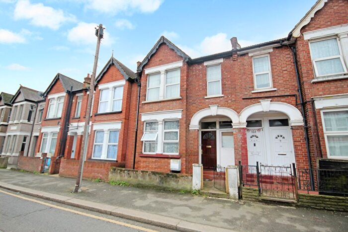 2 Bedroom Maisonette For Sale In Masons Avenue, Harrow, Middlesex, HA3