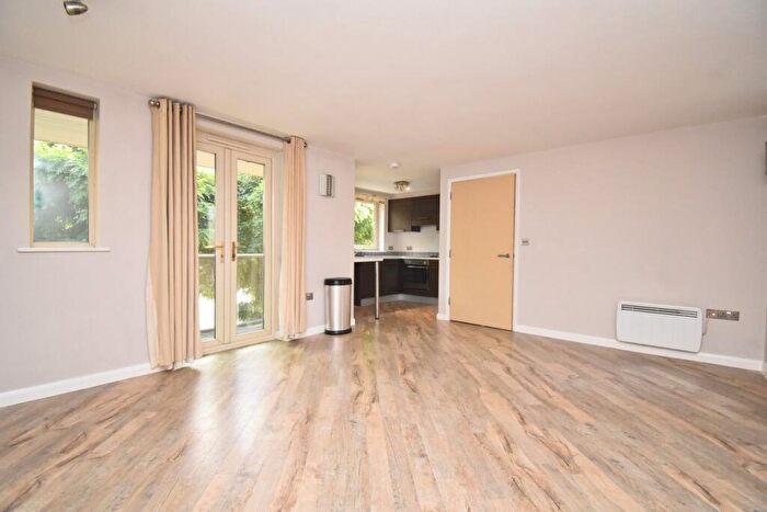 1 Bedroom Apartment For Sale In Ashley Park Road, Walton-on-Thames, KT12