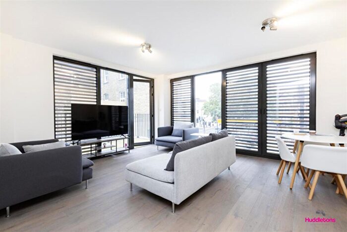 2 Bedroom Flat To Rent In Green Lanes, London, N8